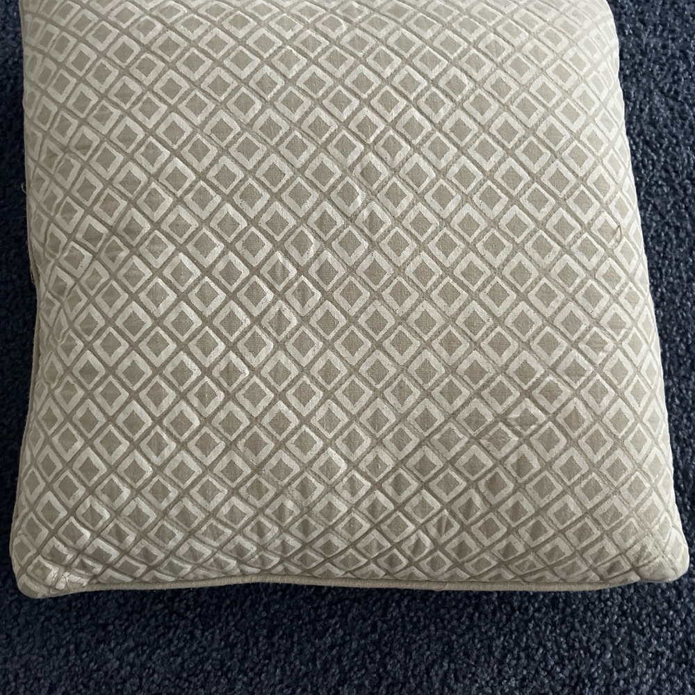 2 pillows - Picture 3 of 3